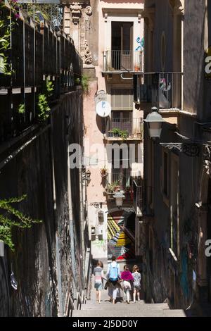 Volo di scalinata in discesa su Via Penninello, comune di Catania, Sicilia. Italia. Vista da Via Crociferi. (129) Foto Stock