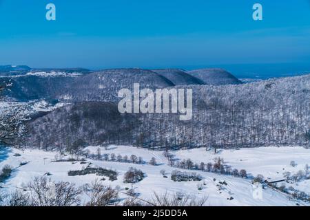 Germania, Breitenstein vista panoramica aerea sulle montagne alb sveve nella stagione invernale delle meraviglie, coperta di neve, una bella scena Foto Stock