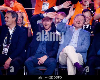 L'Aia, Paesi Bassi. 22nd Apr 2022. THE HAGUE - il duca di Sussex, il principe Harry e il re Willem-Alexander durante la finale di basket su sedia a rotelle l'ultimo giorno dei Giochi Invictus. ANP SEM VAN DER WAL Credit: ANP/Alamy Live News Foto Stock