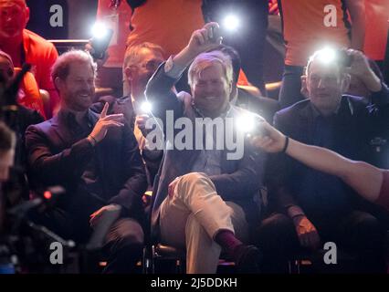 L'Aia, Paesi Bassi. 22nd Apr 2022. THE HAGUE - il duca di Sussex, il principe Harry e il re Willem-Alexander durante la finale di basket su sedia a rotelle l'ultimo giorno dei Giochi Invictus. ANP SEM VAN DER WAL Credit: ANP/Alamy Live News Foto Stock