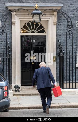 Il primo ministro britannico Boris Johnson si alza dalla sua auto e cammina in Downing Street 10. Immagini scattate il 7th aprile 2022. © Belinda Jiao jiao.bilin@gm Foto Stock