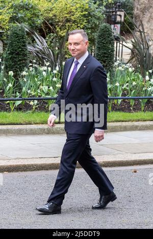 Il primo ministro britannico Boris Johnson dà il benvenuto al presidente polacco Andrzej Sebastian Duda nel 10 Downing Street. Immagini scattate il 7th aprile 2022. © Belind Foto Stock