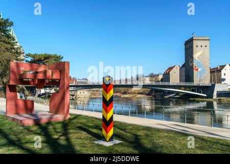 Grenzpfahl an der deutsch polnischen Grenzfluss Neiße, Fußgängerbrücke zwischen Görlitz und Zgorzelec, Sachsen, Foto Stock