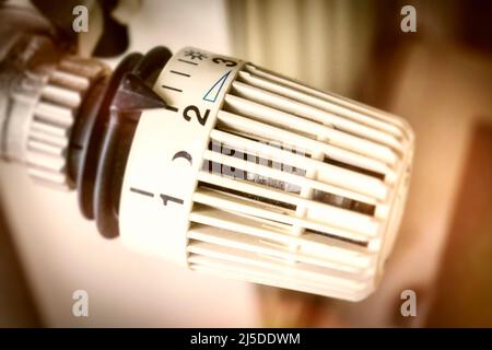Thermostatventil an einem Heizkörper, Heizung, Energiesparen, Symbolfoto Foto Stock