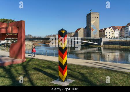 Grenzpfahl an der deutsch polnischen Grenze mit Grenzfluss Neiße, Joggerin, Fußgängerbrücke zwischen Görlitz und Zgorzelec, Sachsen, Foto Stock