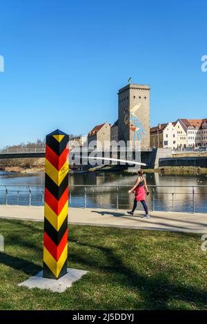 Grenzpfahl an der deutsch polnischen Grenzfluss Neiße, Fußgängerbrücke zwischen Görlitz und Zgorzelec, Sachsen, Foto Stock