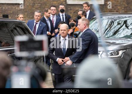 Il Cancelliere di Germania OLAF Scholz arriva a Downing Street e viene ricevuto dal primo ministro britannico Boris Johnson. Immagini scattate il 8th aprile 2022. © B. Foto Stock