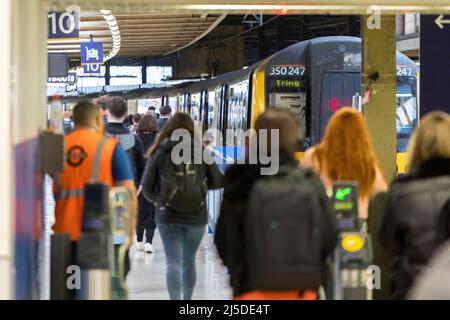 Pendolari che si imbarcarono su un treno alla stazione ferroviaria London Euston durante le ore di punta serali. Immagini scattate il 12th aprile 2022. © Belinda Jiao jiao.bilin Foto Stock