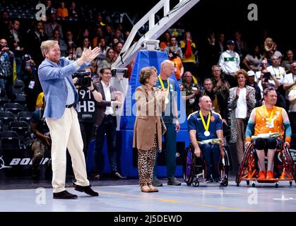 L'Aia, Paesi Bassi. 22nd Apr 2022. L'AIA - re Willem-Alexander durante la cerimonia della medaglia dopo la finale di basket su sedia a rotelle l'ultimo giorno dei Giochi Invictus. ANP SEM VAN DER WAL Credit: ANP/Alamy Live News Foto Stock