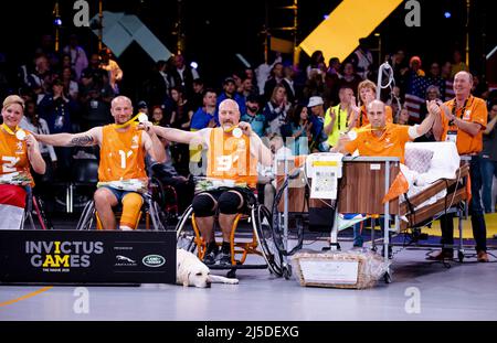 L'Aia, Paesi Bassi. 22nd Apr 2022. L'AIA - i giocatori olandesi di basket in sedia a rotelle durante la cerimonia di medaglia dopo la finale di basket in sedia a rotelle l'ultimo giorno dei Giochi Invictus. ANP SEM VAN DER WAL Credit: ANP/Alamy Live News Foto Stock