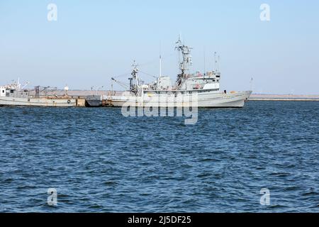 OCHAKIV, REGIONE DI MYKOLAIV, UCRAINA - Settembre 16 2019: Vecchia nave civile 'Brigadier Gorich' vicino al molo, il Mar Nero Foto Stock