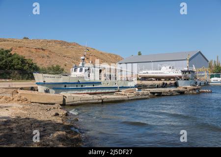 OCHAKIV, REGIONE DI MYKOLAIV, UCRAINA - Settembre 16 2019: Vecchia nave civile 'Brigadier Gorich' vicino al molo, il Mar Nero Foto Stock