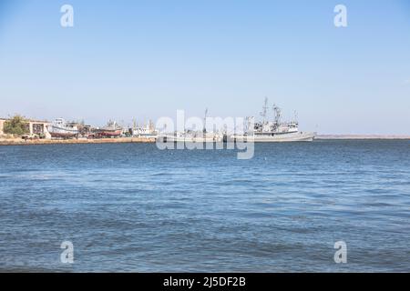 OCHAKIV, REGIONE DI MYKOLAIV, UCRAINA - Settembre 16 2019: Navi da guerra ucraine e barche vicino al molo nel Mar Nero Foto Stock