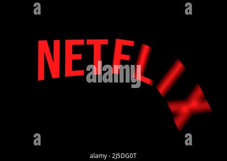 Celadna, Czechia - 04.21.2022: Approssimazione del logo Netflix con lettere che cadono dalla scogliera. Concetto di crollo delle azioni, valutazione Foto Stock