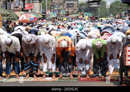 Kolkata, India. 22nd Apr 2022. I devoti musulmani indiani sono visti in una preghiera del venerdì sulla strada durante il mese santo del Ramadan a Kolkata, India, il 22 aprile 2022. (Foto di Dipa Chakraborty/Pacific Press/Sipa USA) Credit: Sipa USA/Alamy Live News Foto Stock