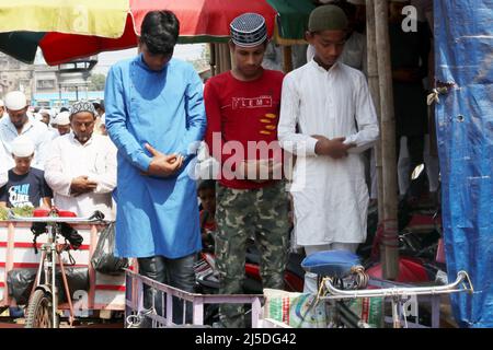 Kolkata, India. 22nd Apr 2022. I devoti musulmani indiani sono visti in una preghiera del venerdì sulla strada durante il mese santo del Ramadan a Kolkata, India, il 22 aprile 2022. (Foto di Dipa Chakraborty/Pacific Press/Sipa USA) Credit: Sipa USA/Alamy Live News Foto Stock