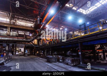 Fusione di ferro presso la fonderia dello stabilimento metallurgico Foto Stock