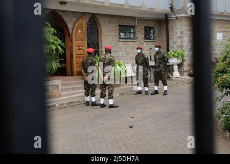 Nairobi, Kenya. 22nd Apr 2022. Ufficiali militari si levano in guardia all'ingresso della Lee Funeral Home, dove giace il corpo del terzo presidente del Kenya Mwai Kibaki. L'ex capo di stato è morto venerdì mattina all'età di 90 anni e la notizia della sua morte è stata annunciata dall'attuale presidente Uhuru Kenyatta. Credit: SOPA Images Limited/Alamy Live News Foto Stock
