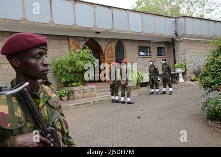 Nairobi, Kenya. 22nd Apr 2022. Ufficiali militari si levano in guardia all'ingresso della Lee Funeral Home, dove giace il corpo del terzo presidente del Kenya Mwai Kibaki. L'ex capo di stato è morto venerdì mattina all'età di 90 anni e la notizia della sua morte è stata annunciata dall'attuale presidente Uhuru Kenyatta. Credit: SOPA Images Limited/Alamy Live News Foto Stock