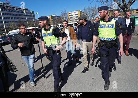 Dopo le rivolte del fine settimana di Pasqua, Jimmie Åkesson, leader del partito per i Democratici svedesi, ha visitato il distretto di Skäggetorp Linköping, in Svezia. Sul posto nella zona, ha incontrato i media e il pubblico in generale, e ha presentato una nuova proposta nel settore della politica di ​​criminal. Foto Stock