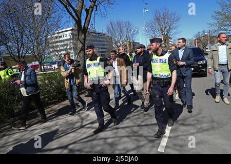 Dopo le rivolte del fine settimana di Pasqua, Jimmie Åkesson, leader del partito per i Democratici svedesi, ha visitato il distretto di Skäggetorp Linköping, in Svezia. Sul posto nella zona, ha incontrato i media e il pubblico in generale, e ha presentato una nuova proposta nel settore della politica di ​​criminal. Foto Stock