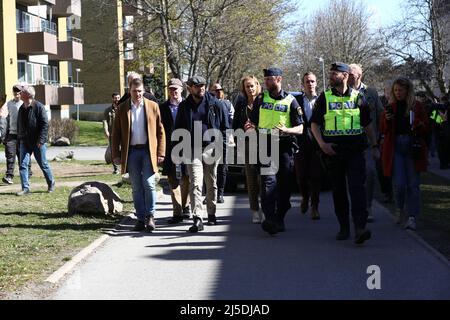 Dopo le rivolte del fine settimana di Pasqua, Jimmie Åkesson, leader del partito per i Democratici svedesi, ha visitato il distretto di Skäggetorp Linköping, in Svezia. Sul posto nella zona, ha incontrato i media e il pubblico in generale, e ha presentato una nuova proposta nel settore della politica di ​​criminal. Foto Stock