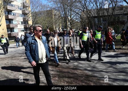 Dopo le rivolte del fine settimana di Pasqua, Jimmie Åkesson, leader del partito per i Democratici svedesi, ha visitato il distretto di Skäggetorp Linköping, in Svezia. Sul posto nella zona, ha incontrato i media e il pubblico in generale, e ha presentato una nuova proposta nel settore della politica di ​​criminal. Foto Stock