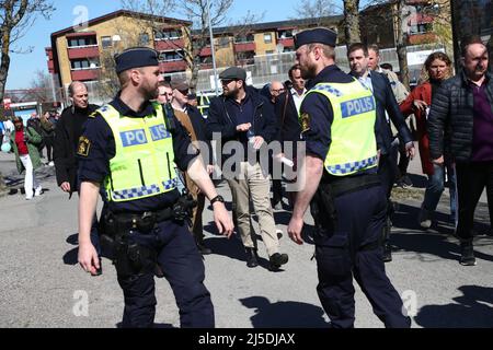 Dopo le rivolte del fine settimana di Pasqua, Jimmie Åkesson, leader del partito per i Democratici svedesi, ha visitato il distretto di Skäggetorp Linköping, in Svezia. Sul posto nella zona, ha incontrato i media e il pubblico in generale, e ha presentato una nuova proposta nel settore della politica di ​​criminal. Foto Stock