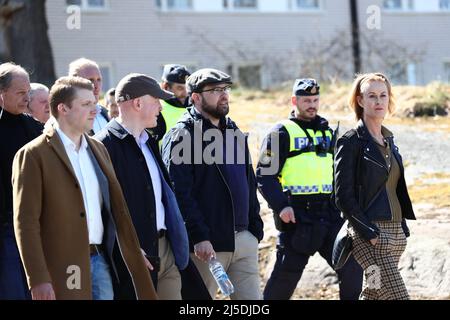 Dopo le rivolte del fine settimana di Pasqua, Jimmie Åkesson, leader del partito per i Democratici svedesi, ha visitato il distretto di Skäggetorp Linköping, in Svezia. Sul posto nella zona, ha incontrato i media e il pubblico in generale, e ha presentato una nuova proposta nel settore della politica di ​​criminal. Foto Stock