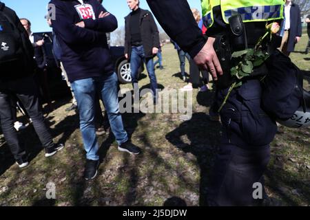 Dopo le rivolte del fine settimana di Pasqua, Jimmie Åkesson, leader del partito per i Democratici svedesi, ha visitato il distretto di Skäggetorp Linköping, in Svezia. Sul posto nella zona, ha incontrato i media e il pubblico in generale, e ha presentato una nuova proposta nel settore della politica di ​​criminal. Nella foto: Poliziotti che hanno ricevuto i fiori dopo la violenza e il saccheggio del fine settimana di Pasqua. Foto Stock