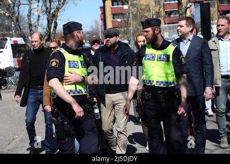 Dopo le rivolte del fine settimana di Pasqua, Jimmie Åkesson, leader del partito per i Democratici svedesi, ha visitato il distretto di Skäggetorp Linköping, in Svezia. Sul posto nella zona, ha incontrato i media e il pubblico in generale, e ha presentato una nuova proposta nel settore della politica di ​​criminal. Foto Stock