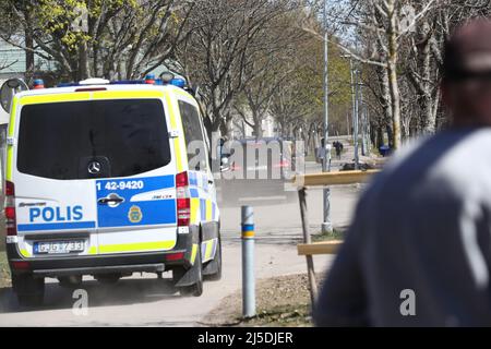 Dopo le rivolte del fine settimana di Pasqua, Jimmie Åkesson, leader del partito per i Democratici svedesi, ha visitato il distretto di Skäggetorp Linköping, in Svezia. Sul posto nella zona, ha incontrato i media e il pubblico in generale, e ha presentato una nuova proposta nel settore della politica di ​​criminal. Nella foto: Jimmie Åkesson lascia la zona. Foto Stock
