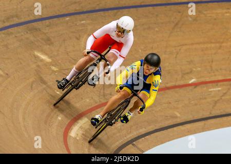 Glasgow, Regno Unito. 22nd Apr 2022. Il secondo giorno della UCI Track Nations Cup, le cicliste femminili di tutto il mondo hanno partecipato alla gara di qualificazione Women's Sprint. Credit: Findlay/Alamy Live News Foto Stock