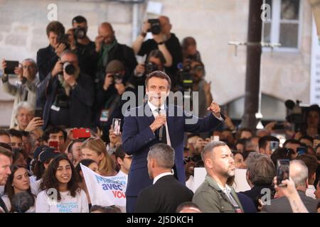 Figeac, Francia. 22nd Apr 2022. Il Presidente e centrista francese la Republique en Marche (LREM) candidato alla rielezione Emmanuel Macron ha un raduno l'ultimo giorno di campagna, a Figeac, Francia meridionale, il 22 aprile 2022, Prima del secondo turno delle elezioni presidenziali francesi. Macron si trova di fronte al candidato francese del partito di estrema destra Rassemblement National (RN) in una votazione di runoff il 24 aprile 2022. Photo by Dominique Jacovides/Pool/ABACAPRESS.COM Credit: Abaca Press/Alamy Live News Foto Stock