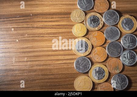 Sfondo delle monete brasiliane. Monete reali e monete in cent. Soldi dal Brasile. Monete di valuta reale, brasiliana.. Foto Stock