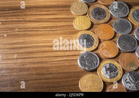 Sfondo delle monete brasiliane. Monete reali e monete in cent. Soldi dal Brasile. Monete di valuta reale, brasiliana.. Foto Stock