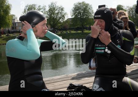 Ulm, Germania. 02nd Apr 2021. Andreas Fath (l) siede su un molo sul Danubio con Thekla Walker (Verdi), ministro dell'ambiente del Baden-Württemberg, in mute. Il professore di chimica dell'Università di Furtwangen vuole nuotare per più di 2700 chilometri attraverso il Danubio da Ulm al Mar Nero per attirare l'attenzione sull'inquinamento idrico. Credit: Stefan Puchner/dpa/Alamy Live News Foto Stock