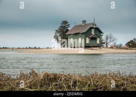 Una vecchia cabina di pesca in spiaggia. Stony Brook, Foto Stock