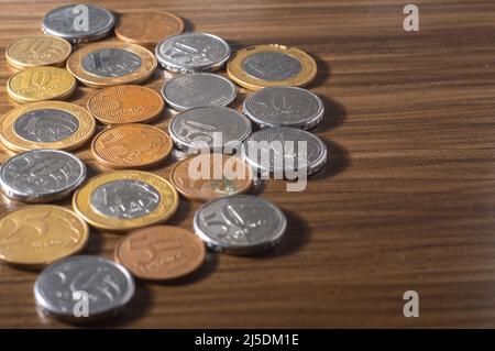 Sfondo delle monete brasiliane. Monete reali e monete in cent. Soldi dal Brasile. Monete di valuta reale, brasiliana.. Foto Stock