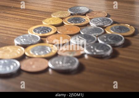 Sfondo delle monete brasiliane. Monete reali e monete in cent. Soldi dal Brasile. Monete di valuta reale, brasiliana.. Foto Stock