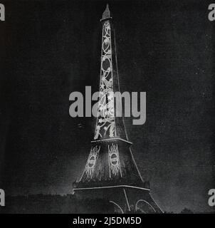 Traduzione ENG : ' VISIONE NOTTURNA NEL CIELO DI PARIGI: LA DECORAZIONE ILLUMINATA DELLA TORRE EIFFEL fotografia presa dal ponte pedonale che collega il Quai d'Orsay all'Avenue de Tokio, mentre solo un lato è stato illuminato ' - originale in francese : ' VISION NOCTURNE DANS LE CIEL DE PARIS : LA DÉCORATION LUMINEUSE DE LA TOUR EIFFEL Photographie pry de la passerelle qui relie le quai d'Orsay à l'avenue de Tokio, alors qu'un des côtés seulement était illuminé. ' - Estratto da 'l'Illustration Journal Universel' - Rivista francese illustrata - 1925 Foto Stock