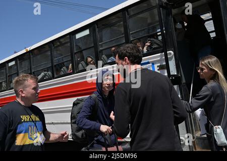 Tijuana, Baja California, Messico. 21st Apr 2022. I rifugiati ucraini in attesa del loro turno di essere sfruttati per l'elaborazione per entrare negli Stati Uniti al Benito Juarez Sports Complex di Tijuana, Messico, giovedì 21 aprile 2022. L'amministrazione Biden ha annunciato oggi che gli Stati Uniti non accetteranno più i rifugiati ucraini che arrivano al confine tra Stati Uniti e Messico per chiedere asilo, Invece procederanno direttamente quando arriveranno solo attraverso l'Europa verso gli Stati.la mossa è prevista per accelerare il trattamento delle domande per i rifugiati ucraini e altri in fuga dalla guerra, ma non sarà più ro Foto Stock