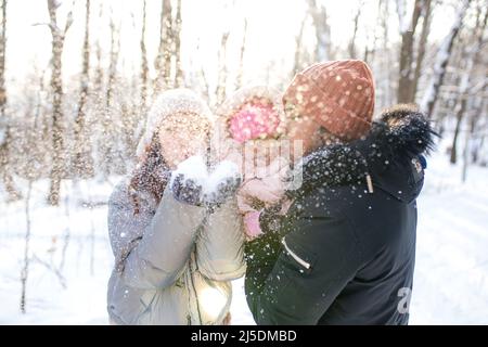 la felicità eccitate le persone in abiti caldi in inverno all'aperto Foto Stock