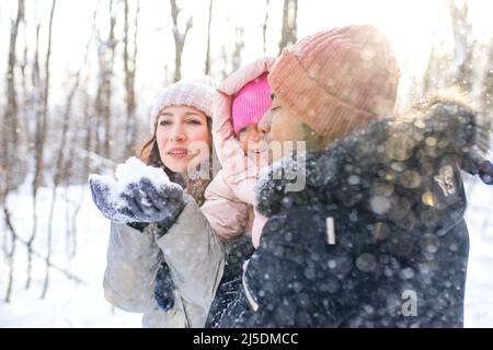 la felicità eccitate le persone in abiti caldi in inverno all'aperto Foto Stock