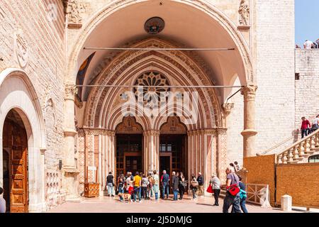 Ingresso laterale della Basilica inferiore di San Francesco d'Assisi, Umbria, Italia, con gente. Turisti di fronte all'ingresso della chiesa di San Fran Foto Stock