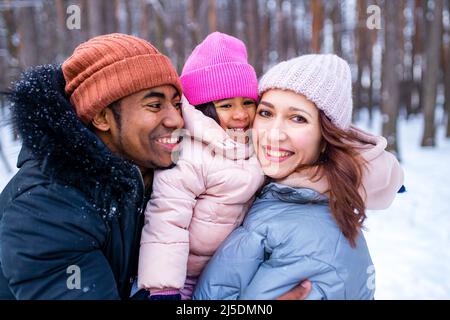 la felicità eccitate le persone in abiti caldi in inverno all'aperto Foto Stock