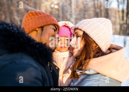 la felicità eccitate le persone in abiti caldi in inverno all'aperto Foto Stock