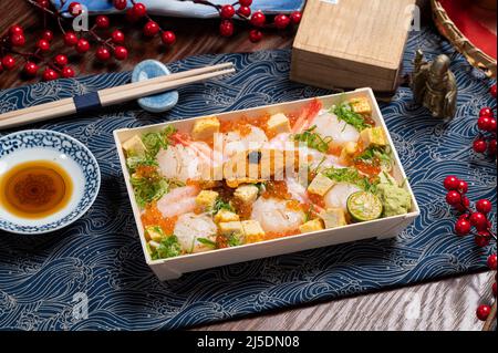 Dolce gamberi di mare Urchin Scallop Don in un piatto con bacchette isolato su Mat vista laterale su tavola di legno taiwan cibo Foto Stock