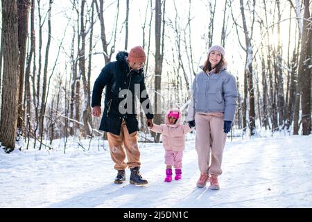 la felicità eccitate le persone in abiti caldi in inverno all'aperto Foto Stock