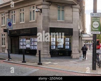 Londra, UK - 29.10.21: Harrods Estates on Park Lane a Mayfair, un agente immobiliare con sede a Londra che offre servizi per l'acquisto, il noleggio e la gestione pro Foto Stock